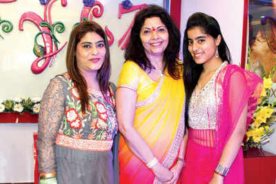 Renu Prakash inaugurates Komal and Amit Mahendru’s Stylz Hair Beauty and Nails Studio at Gokhale Marg