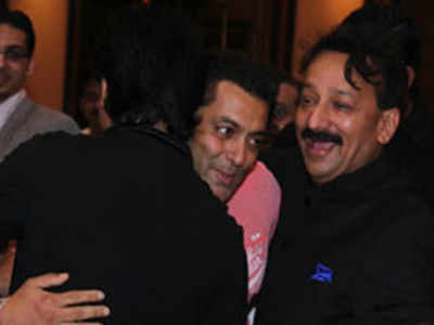 Abhishek, Riteish mock the famous SRK-Salman hug