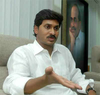 Jagan meets BJP chief, seeks support against Andhra bifurcation