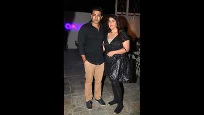 Raghu Mukherjee parties with wife Bhavana at i-Bar on V-Day