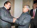 Pranab to meet Musharraf