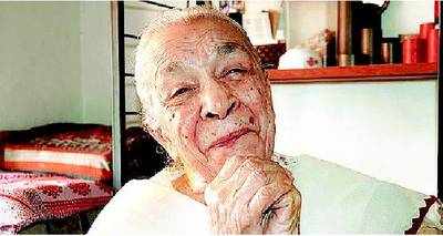 Veteran actress Zohra Sehgal goes to Lt Governor of Delhi