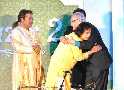 Ustad Zakir Hussain and Hariharan mesmerize Kolkata