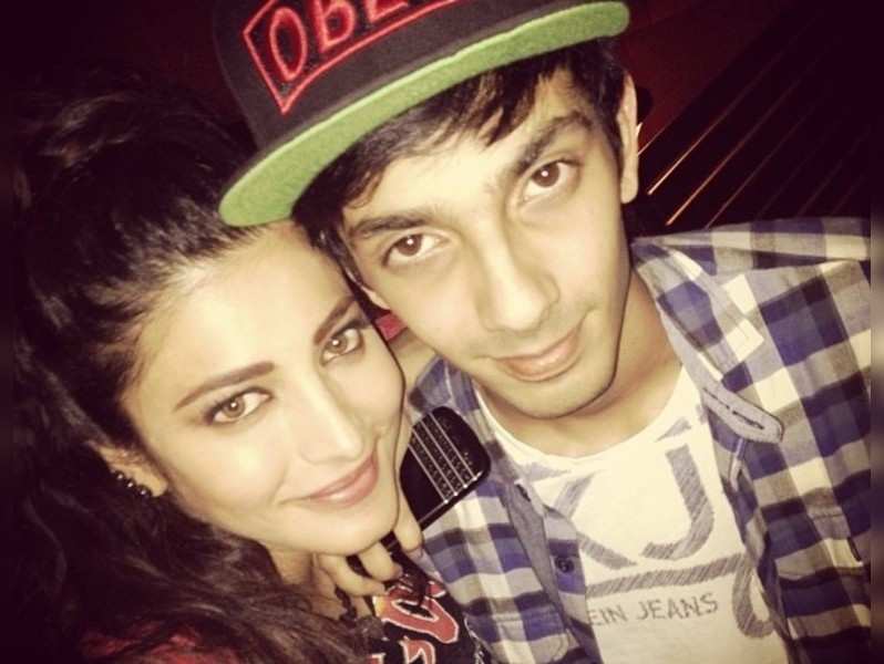 Shruti Haasan has late night fun with Anirudh! | Tamil Movie News