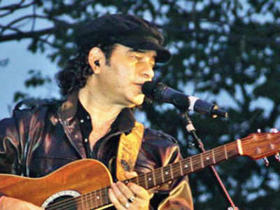 Mohit Chauhan's voice creates stampede-like situation in Delhi University