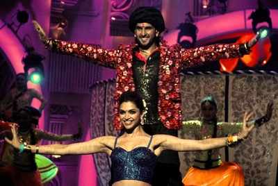 Ranveer and Deepika enthrall audiences with a garba performance