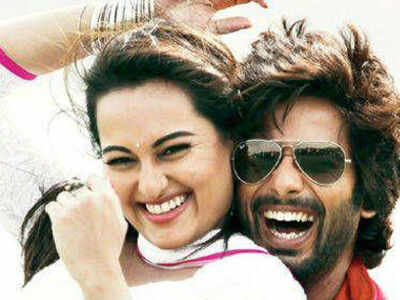 Sonakshi Joins Shahid's B'day Bash In Goa | Hindi Movie News - Times Of ...