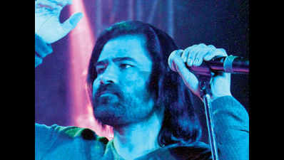 Shafqat Amanat Ali performs at a club in Lucknow