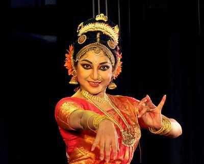 Tan pad rahe mitti ke jeise, Man nache chham chham, jab Tu bol dake, Sakha  Sundar hey! | Indian classical dance, Indian classical dancer, Dance outfits