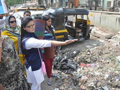 Rakhi Sawant distributes dustbins, says not a political stunt