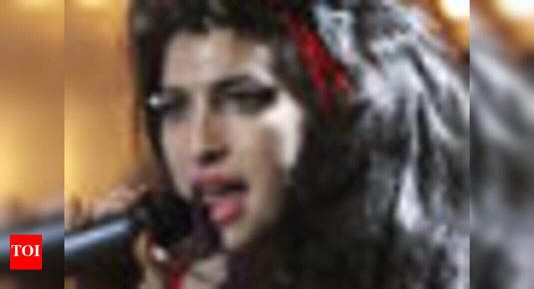 Amy walks out of hospital in rage | English Movie News - Times of India