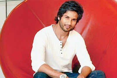 Shahid Kapoor spotted signing autographs on the Mumbai sea link