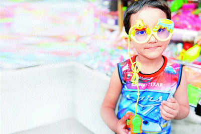 Spurt water with your specs this Holi
