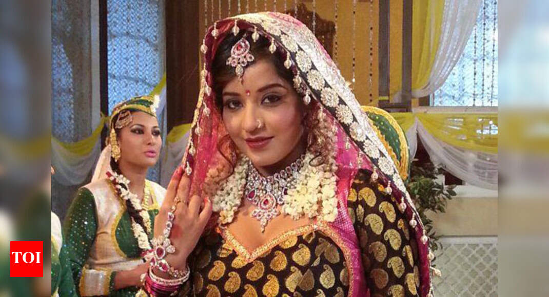 Monalisa does a mujra number | Bhojpuri Movie News - Times of India