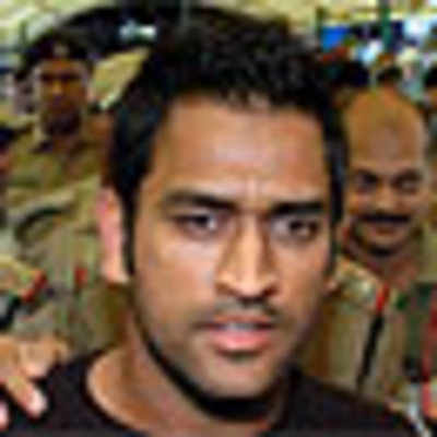 Female bodyguards for Dhoni