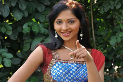 Neha Patil gets flirty Kannada Movie News - Times of India