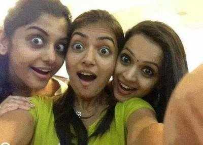 Nazriya clicks a selfie with Bhavana and Meera Nanda