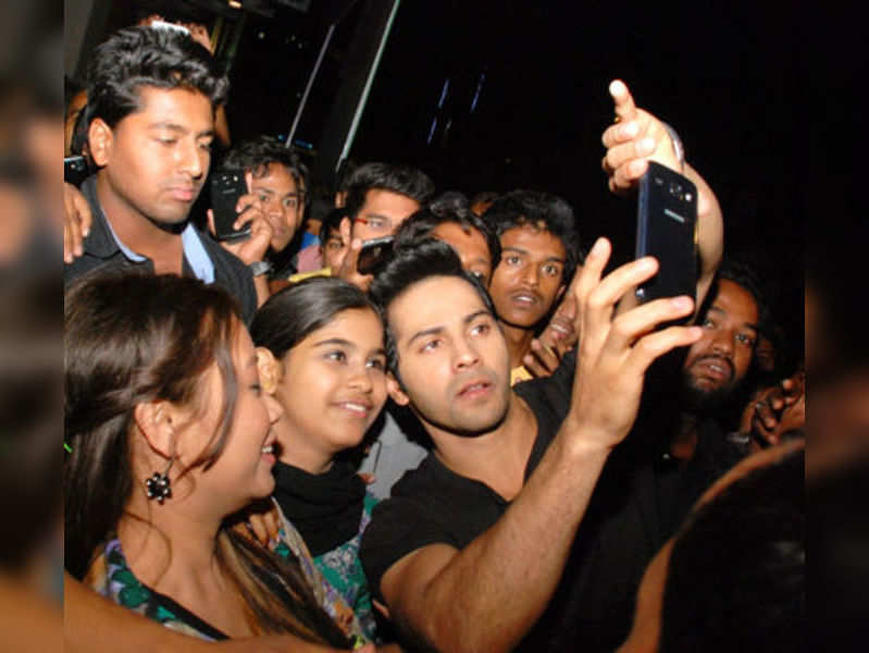 Bangalore girls go selfie-crazy with Varun Dhawan