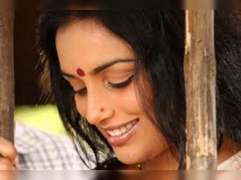 Swetha Menon Controversies Shweta Menon Not In Kelvi Malayalam Movie News Times Of India