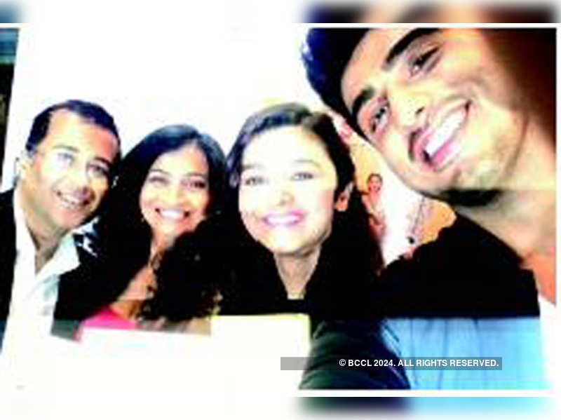 Chetan Bhagat Alia Bhatt Arjun Kapoor Selfie Struck