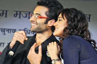 Jackky Bhagnani, Sunidhi Chauhan give a boost to voters during an awareness campaign in Delhi