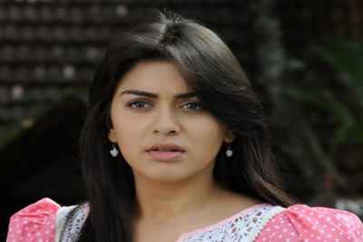 Hansika clarifies about 'self proclaimed managers'