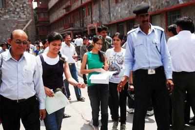 CBSE seeks reply from JEE centre