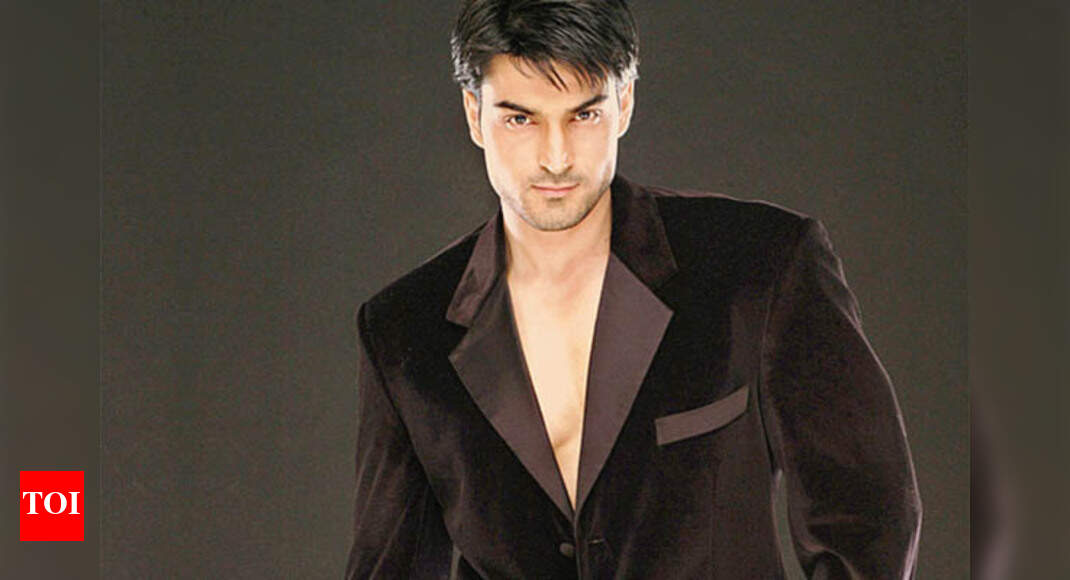 Isn’t Rajeev too young to play father to a grown-up girl? - Times of India