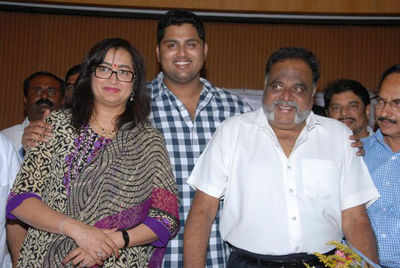 Ambareesh addresses his fans in Bangalore with wife Sumalatha and son Abhishek