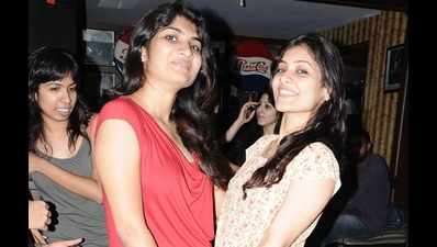 Komal and Sadhana had some girlie time partying at 10D in Chennai