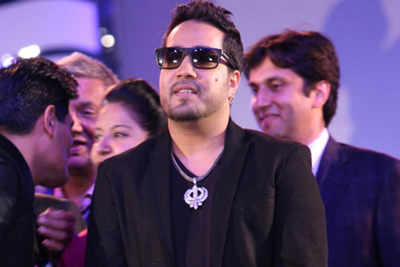 Mika Singh donates Rs 21 lakhs for Aam Aadmi Party