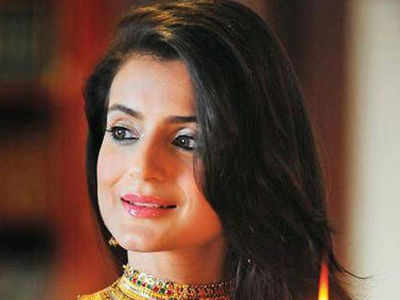 Ameesha Patel mobbed; slaps a man for groping her