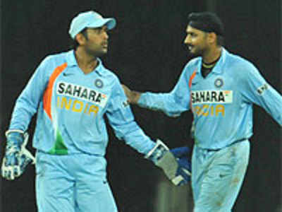 Spotting ball was difficult due to colourful crowd: Dhoni