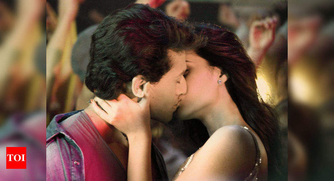 Tiger Shroff’s Intimate Kiss With Kriti Sanon Hindi Movie News Times Of India