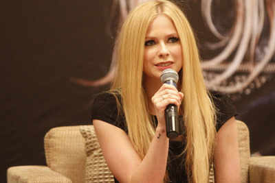 Avril Lavigne debuts 'Hello Kitty' music video