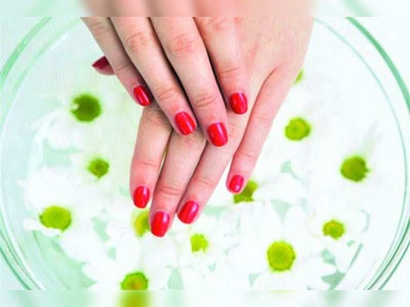 How to apply nail polish neatly