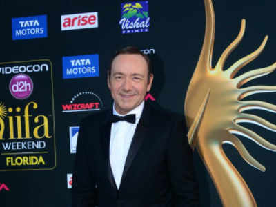 Kevin Spacey does 'Lungi dance' with Deepika
