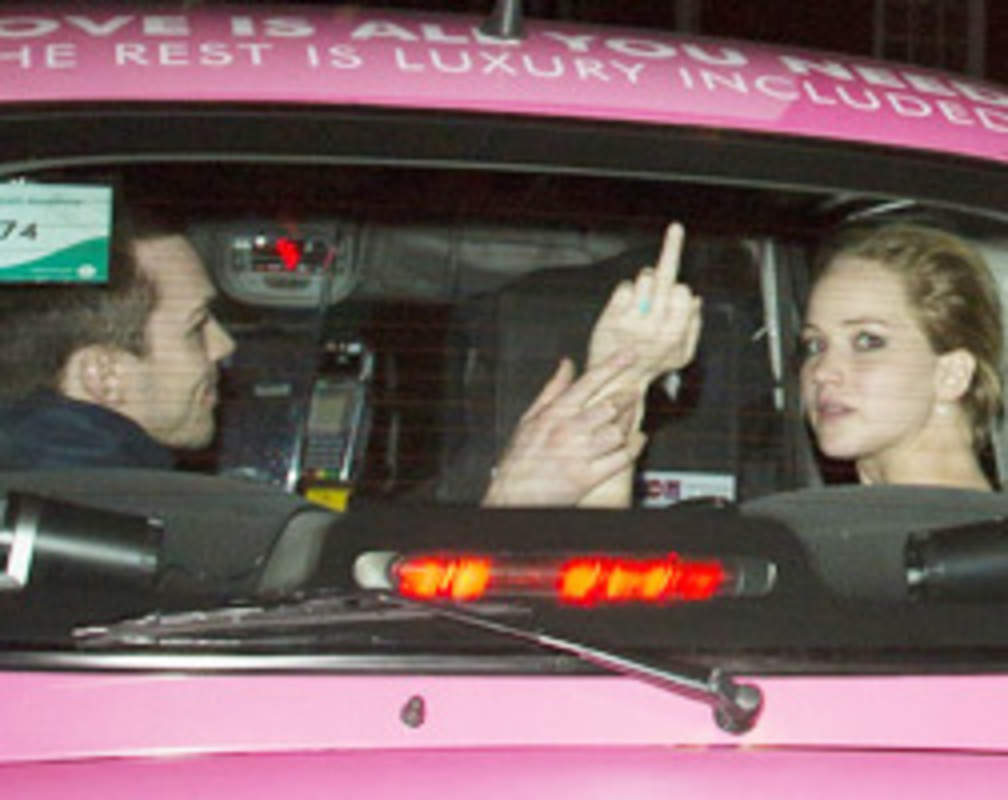 
Jennifer Lawrence flips finger at paparazzi
