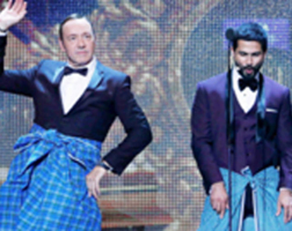 
Kevin Spacey does Bollywood dancing
