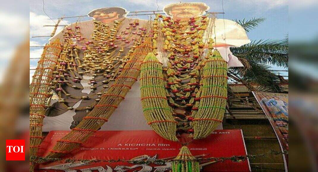 Finally a garland around Ravichandaran's cutout Kannada Movie News