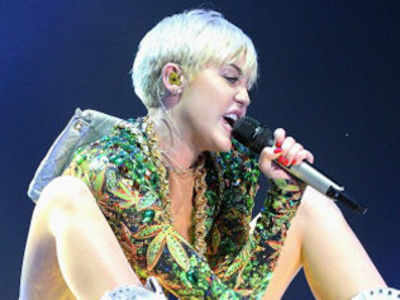 Miley Cyrus asks fans to 'snog' on Bangerz tour