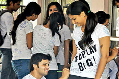 The final-year students of DAVV organized a ‘Signature Day’ in Indore