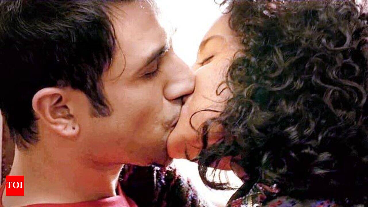 Bollywood actress kiss hotsell