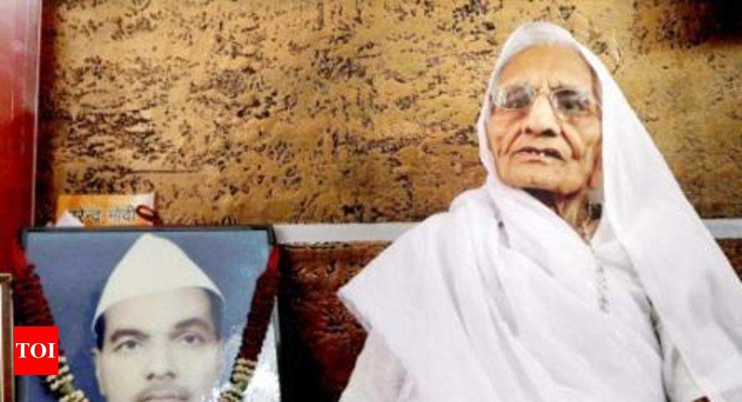 Modi S Mother Watches Son S Swearing In Times Of India