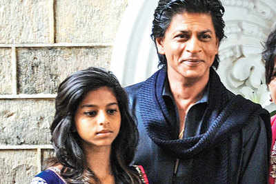 Shah Rukh Khan manages to teach daughter Suhana World War I in between Happy New Year and IPL