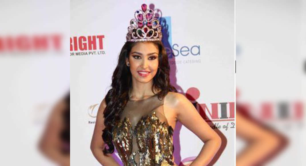 Miss India Navneet supports cabinet minister Smriti Irani ...