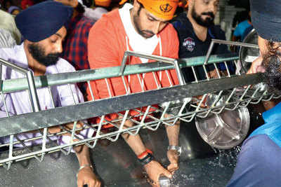 Caught: Abhishek Bachchan cleaning utensils