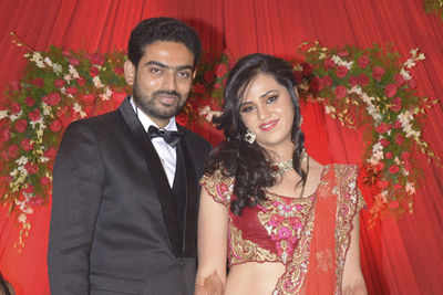 Akash and Khushboo Valeja's wedding reception at Hotel Radisson Blu in Nagpur was high on bling!