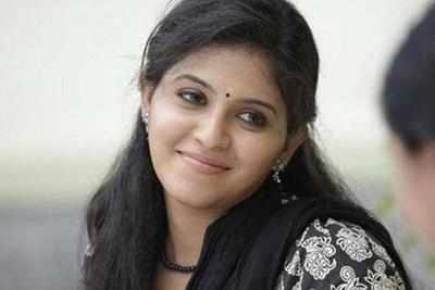 Anjali should learn professionalism from Nayanthara: Kalanjiyam