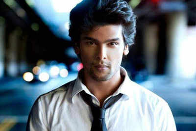 Kushal Tandon loses his cool, fights with French local over Gauahar Khan